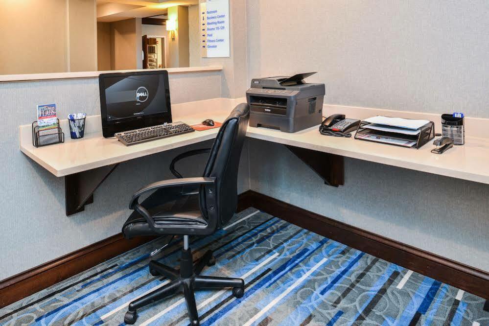 Holiday Inn Express Hotel & Suites York By Ihg Экстерьер фото